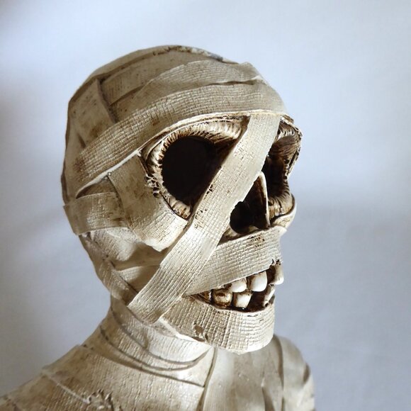 NEW 14.5” HOLIDAY BARN GOTHIC HALLOWEEN MUMMY BUST LED LIGHT UP RESIN SCULPTURE - Picture 6 of 15